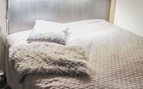 Salakolo 1: Slaapkamer, Linens, Interieur Ontwerp, Bedding, Bed, Laken, Bed Frame, Hoofdkussen, Beits