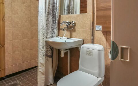 Salakolo 1: Wastafel In De Badkamer, Loodgieterswerkinrichting, Flooring, Verdieping, Hout, Wastafel, Wc Bril, Badkamer, Toilet, Interieur Ontwerp