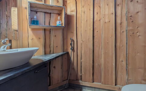 Kantolan Veska: Hout, Flooring, Loodgieterswerkinrichting, Verdieping, Badkamer, Interieur Ontwerp, Kamer, Loodgieter, Beits, Hardwood