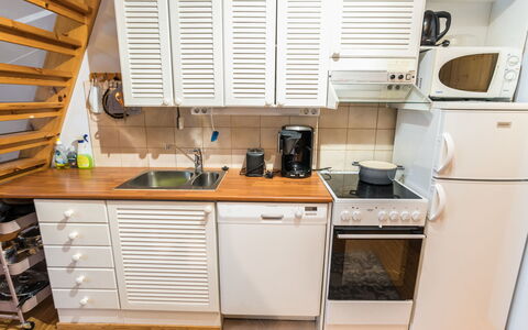 Kelokivakka E23: Keuken, Toestel Van De Keuken, Major Appliance, Hout, Flooring, Countertop, Interieur Ontwerp, Verdieping, Cabinetry, Huishoudapparatuur