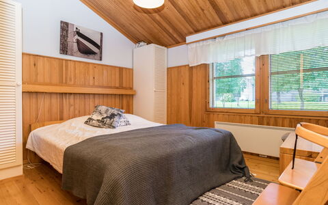 Kelokivakka E23: Bed, Slaapkamer, Bedding, Interieur Ontwerp, Laken, Meubilair, Hout, Verdieping, Plafond, Flooring