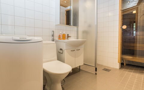 Kelokivakka E23: Flooring, Verdieping, Interieur Ontwerp, Loodgieterswerkinrichting, Hout, Plafond, Wastafel, Badkamer, Toilet, Kamer