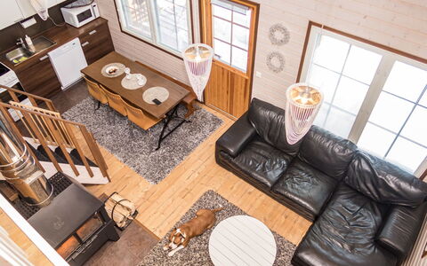 Saukkotupa: Hout, Flooring, Interieur Ontwerp, Verdieping, Bankstel, Houten Vloer, Meubilair, Woonkamer, Huis, Appartement