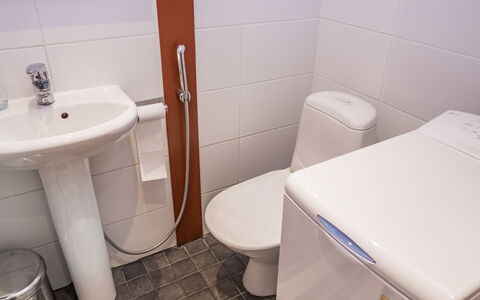 Saukkotupa: Loodgieterswerkinrichting, Flooring, Wc Bril, Badkamer, Verdieping, Toilet, Interieur Ontwerp, Loodgieter, Wastafel In De Badkamer, Wastafel