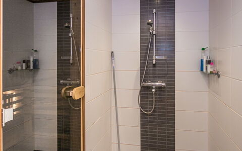 Saukkotupa: Flooring, Badkamer, Loodgieterswerkinrichting, Verdieping, Hout, Interieur Ontwerp, Loodgieter, Douchekop, Tegel, Douche
