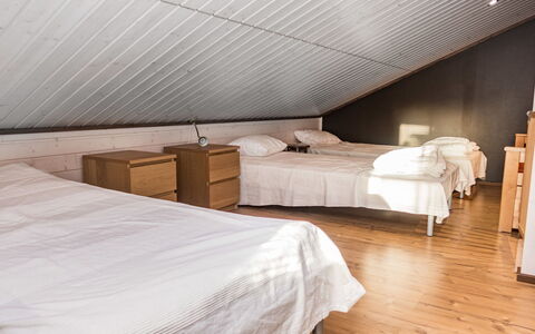 Saukkotupa: Verdieping, Flooring, Interieur Ontwerp, Hout, Slaapkamer, Houten Vloer, Plafond, Bed, Meubilair, Kamer