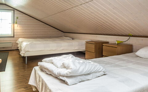 Saukkotupa: Verdieping, Flooring, Muur, Interieur Ontwerp, Hout, Plafond, Slaapkamer, Bed, Houten Vloer, Meubilair