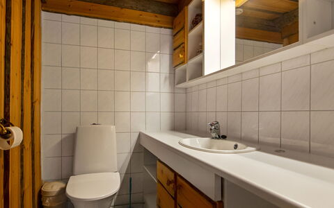 Rukaveska 4B: Wastafel In De Badkamer, Muur, Flooring, Loodgieterswerkinrichting, Verdieping, Hout, Wastafel, Interieur Ontwerp, Badkamer, Plafond