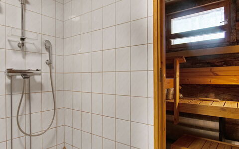 Rukaveska 4B: Hout, Flooring, Verdieping, Loodgieterswerkinrichting, Loodgieter, Samengesteld Materiaal, Beits, Plafond, Hardwood, Badkamer