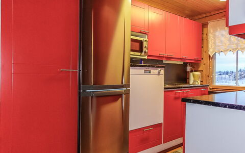 Ylikyrön Mökki: Toestel Van De Keuken, Major Appliance, Keuken, Hout, Interieur Ontwerp, Koelkast, Flooring, Countertop, Plafond, Meubilair