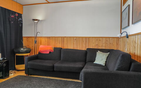 Saariselän Väärtin Kammi 1: Meubilair, Muur, Interieur Ontwerp, Hout, Flooring, Bankstel, Verdieping, Woonkamer, Verlichting, Kamer