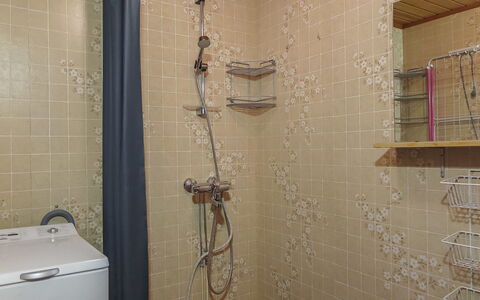 Saariselän Väärtin Kammi 1: Muur, Flooring, Verdieping, Loodgieterswerkinrichting, Interieur Ontwerp, Kamer, Badkamer, Loodgieter, Douchekop, Tegel