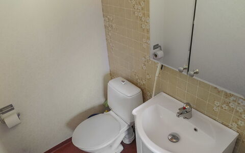 Saariselän Väärtin Kammi 1: Badkamer, Loodgieterswerkinrichting, Wc Bril, Muur, Wastafel In De Badkamer, Wastafel, Flooring, Toilet, Verdieping, Kraan