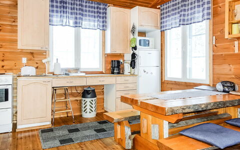 Hoviranta: Meubilair, Hout, Keuken, Interieur Ontwerp, Cabinetry, Plafond, Countertop, Kamer, Major Appliance, Toestel Van De Keuken