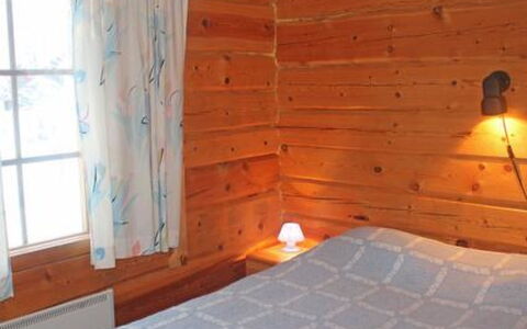 Juolukka: Hout, Verdieping, Interieur Ontwerp, Flooring, Plafond, Kamer, Meubilair, Slaapkamer, Linens, Beits