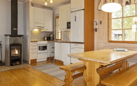 Lonnakko: Hout, Flooring, Meubilair, Plafond, Verdieping, Interieur Ontwerp, Kamer, Beits, Houten Vloer, Hardwood