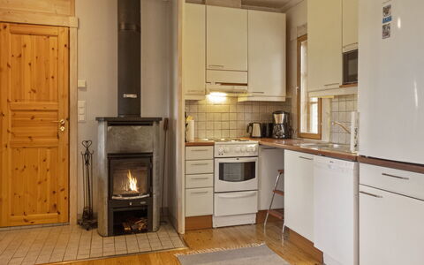 Lonnakko: Flooring, Hout, Verdieping, Houten Vloer, Interieur Ontwerp, Major Appliance, Kamer, Toestel Van De Keuken, Beits, Meubilair