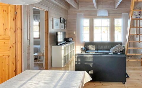 Lonnakko: Meubilair, Interieur Ontwerp, Flooring, Verdieping, Hout, Plafond, Kamer, Verlichting, Houten Vloer, Huis