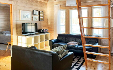 Lonnakko: Meubilair, Interieur Ontwerp, Hout, Flooring, Verdieping, Kamer, Verlichting, Plafond, Appartement, Houten Vloer