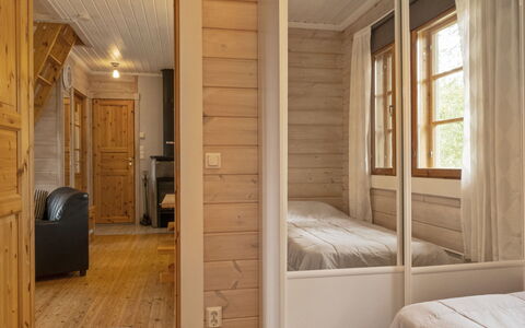 Lonnakko: Flooring, Verdieping, Meubilair, Interieur Ontwerp, Hout, Kamer, Plafond, Verlichting, Houten Vloer, Bruin
