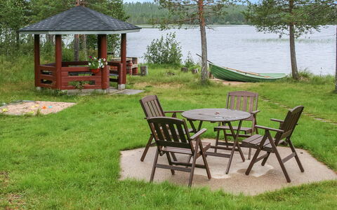Ahonlaita: Meubilair, Buitenmeubels, Tafel, Stoel, Buitentafel, Tuin, Schaduw, Backyard, Gazon, Werf