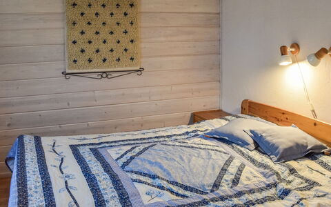 Ahonlaita: Hout, Slaapkamer, Laken, Linens, Flooring, Verdieping, Bedding, Kamer, Bed, Plafond
