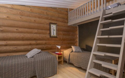 Pohosniemi: Hout, Verdieping, Flooring, Meubilair, Interieur Ontwerp, Slaapkamer, Bed, Plafond, Kamer, Bruin