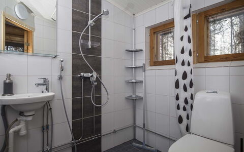 Pohosniemi: Loodgieterswerkinrichting, Badkamer, Flooring, Hout, Interieur Ontwerp, Verdieping, Kraan, Plafond, Wastafel, Loodgieter