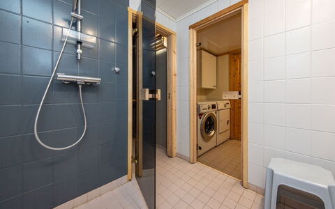 Papanmökki: Flooring, Verdieping, Muur, Interieur Ontwerp, Hout, Loodgieterswerkinrichting, Plafond, Badkamer, Verlichting, Loodgieter