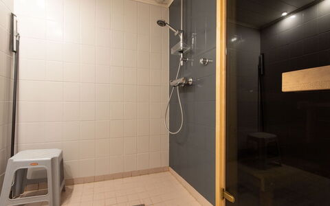 Papanmökki: Flooring, Badkamer, Loodgieterswerkinrichting, Muur, Verdieping, Hout, Interieur Ontwerp, Loodgieter, Plafond, Verlichting