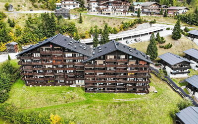 Mühlbach am Hochkönig 250: Fabriek, Gebouw, Eigendom, Boom, Huis, Land Lot, Stedelijk Ontwerp, Venster, Buurt, Woongebied