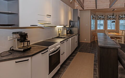 Rukan Taikavuosseli 12 a: Flooring, Keuken, Hout, Interieur Ontwerp, Countertop, Plafond, Verdieping, Meubilair, Lichte Inrichting, Verlichting