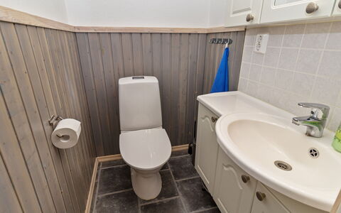 Rukan Taikavuosseli 12 a: Wc Bril, Toilet, Loodgieterswerkinrichting, Badkamer, Flooring, Verdieping, Wastafel, Wastafel In De Badkamer, Interieur Ontwerp, Loodgieter