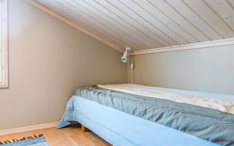 Rukan Taikavuosseli 12 a: Hout, Verdieping, Slaapkamer, Flooring, Interieur Ontwerp, Plafond, Bed, Linens, Bedding, Verlichting