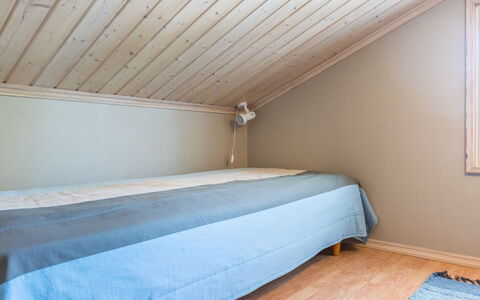 Rukan Taikavuosseli 12 a: Verdieping, Flooring, Hout, Interieur Ontwerp, Plafond, Slaapkamer, Bed, Verlichting, Kamer, Meubilair