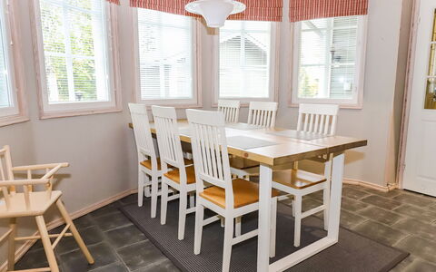 Rukan Taikavuosselin Helmi 8 a: Meubilair, Interieur Ontwerp, Flooring, Verdieping, Hout, Stoel, Tafel, Plafond, Lichte Inrichting, Eetkamer