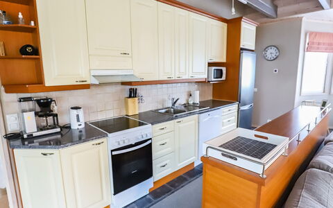 Rukan Taikavuosselin Helmi 8 a: Toestel Van De Keuken, Keuken, Cabinetry, Countertop, Meubilair, Major Appliance, Flooring, Interieur Ontwerp, Hout, Verdieping