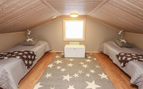 Rukan Taikavuosselin Helmi 8 a: Verdieping, Flooring, Interieur Ontwerp, Hout, Slaapkamer, Plafond, Bed, Houten Vloer, Kamer, Meubilair