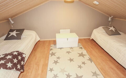 Rukan Taikavuosselin Helmi 8 a: Verdieping, Flooring, Interieur Ontwerp, Hout, Slaapkamer, Plafond, Bed, Kamer, Houten Vloer, Meubilair