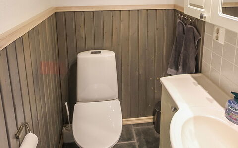 Rukan Taikavuosselin Helmi 8 a: Wc Bril, Toilet, Loodgieterswerkinrichting, Flooring, Badkamer, Verdieping, Loodgieter, Tegel, Wastafel
