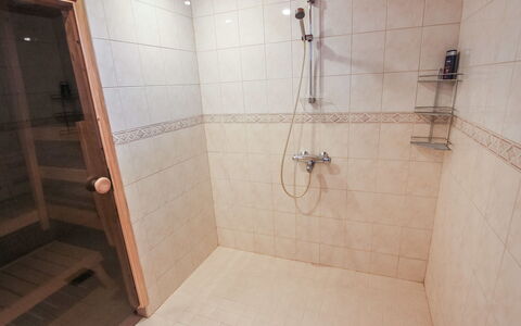 Rukan Taikavuosselin Helmi 8 a: Flooring, Verdieping, Loodgieterswerkinrichting, Douchekop, Douche, Badkamer, Tegel, Loodgieter, Samengesteld Materiaal, Douchestang