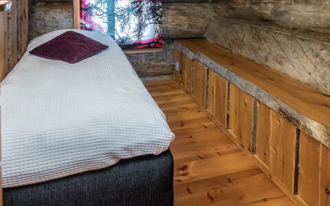 Karhulinna: Hout, Slaapkamer, Verdieping, Flooring, Beits, Plafond, Hardwood, Bed, Kamer, Bedding