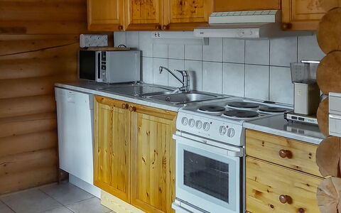 Harjurinne: Hout, Keuken, Toestel Van De Keuken, Major Appliance, Flooring, Countertop, Cabinetry, Meubilair, Verdieping, Fornuis