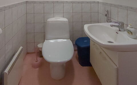 Harjurinne: Wc Bril, Badkamer, Toilet, Wastafel In De Badkamer, Loodgieterswerkinrichting, Wastafel, Flooring, Wit, Verdieping, Interieur Ontwerp