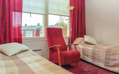 Moitakuru A14: Meubilair, Interieur Ontwerp, Bed, Verdieping, Slaapkamer, Flooring, Muur, Rood, Laken, Hout