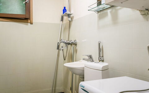 Iltaniemi: Loodgieterswerkinrichting, Flooring, Badkamer, Interieur Ontwerp, Verdieping, Toilet, Wc Bril, Loodgieter, Kraan, Wastafel