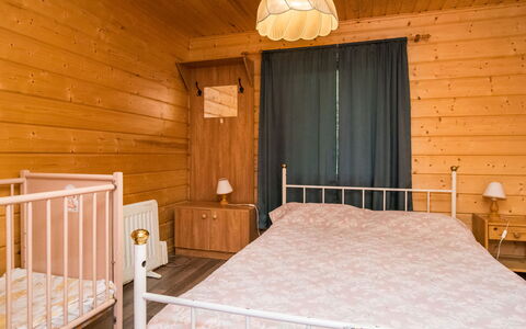 Iltaniemi: Verdieping, Flooring, Meubilair, Slaapkamer, Hout, Interieur Ontwerp, Bed, Plafond, Kamer, Laken
