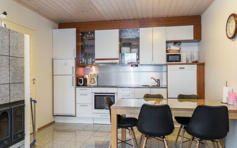 Tahko Ski Koivulantie: Meubilair, Keuken, Flooring, Interieur Ontwerp, Toestel Van De Keuken, Hout, Verdieping, Major Appliance, Countertop, Plafond