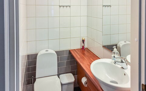 Tahko Ski Koivulantie: Wc Bril, Badkamer, Wastafel In De Badkamer, Toilet, Loodgieterswerkinrichting, Wastafel, Muur, Flooring, Verdieping, Interieur Ontwerp