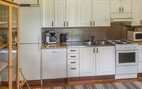 Ellilä: Keuken, Toestel Van De Keuken, Countertop, Major Appliance, Cabinetry, Flooring, Meubilair, Hout, Gootsteen, Interieur Ontwerp